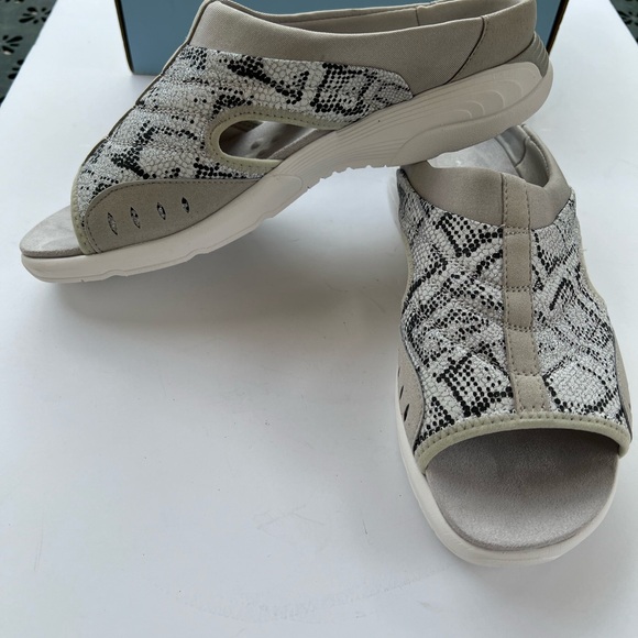 Easy Spirit  Traciees size 11W Slip on Sandals Silver Snake print - Picture 10 of 10